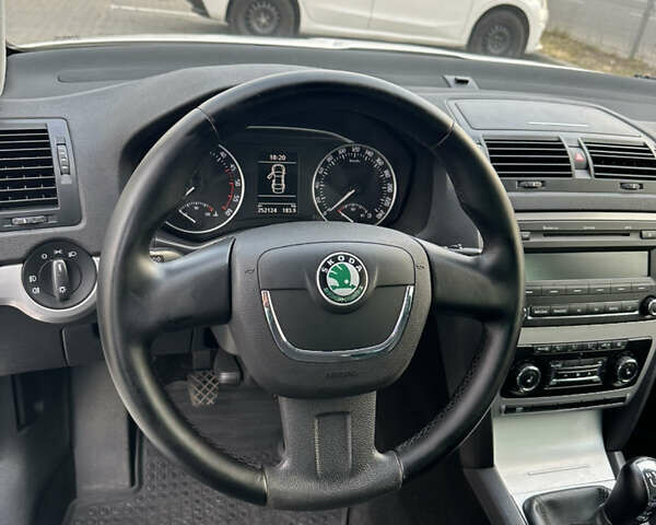 Білий Шкода Октавія, об'ємом двигуна 2 л та пробігом 260 тис. км за 9400 $, фото 28 на Automoto.ua