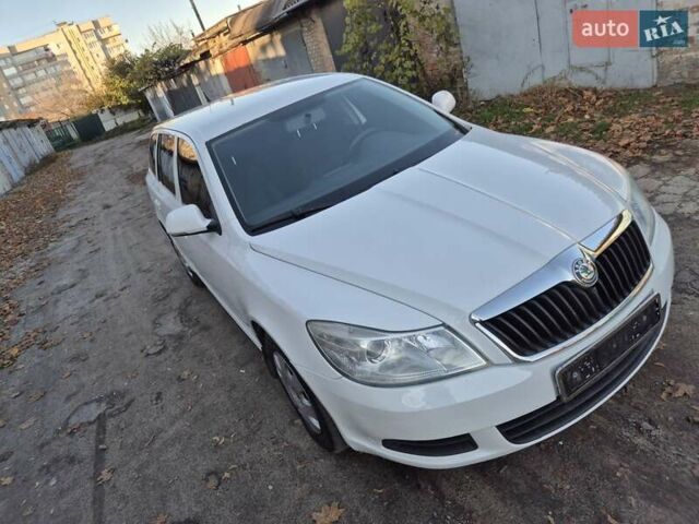 Шкода Октавия 2009 в Умани на Automoto.ua Белый Шкода Октавия, объемом двигателя 1.6 л и пробегом 252 тыс. км за 7600 $, фото 9 на Automoto.ua