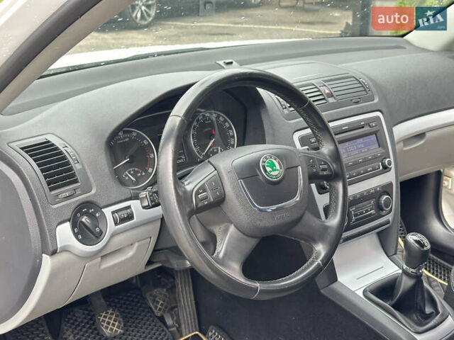 Белый Шкода Октавия, объемом двигателя 1.8 л и пробегом 171 тыс. км за 7800 $, фото 13 на Automoto.ua