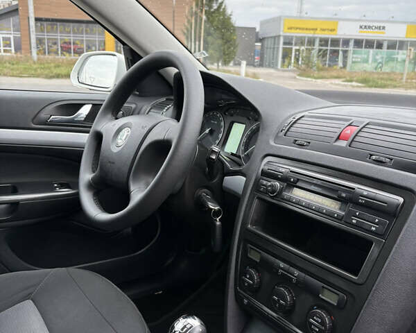Білий Шкода Октавія, об'ємом двигуна 1.6 л та пробігом 235 тис. км за 6700 $, фото 45 на Automoto.ua