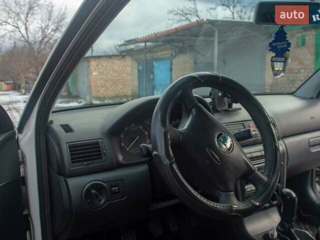 Белый Шкода Октавия, объемом двигателя 1.6 л и пробегом 287 тыс. км за 5500 $, фото 4 на Automoto.ua