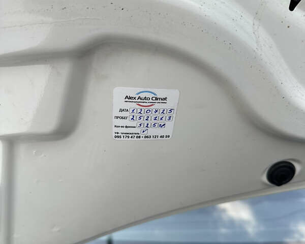 Білий Шкода Октавія, об'ємом двигуна 2 л та пробігом 260 тис. км за 9400 $, фото 45 на Automoto.ua