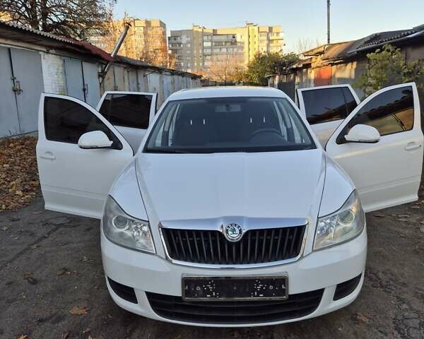 Шкода Октавия 2009 в Умани на Automoto.ua Белый Шкода Октавия, объемом двигателя 1.6 л и пробегом 252 тыс. км за 7600 $, фото 12 на Automoto.ua