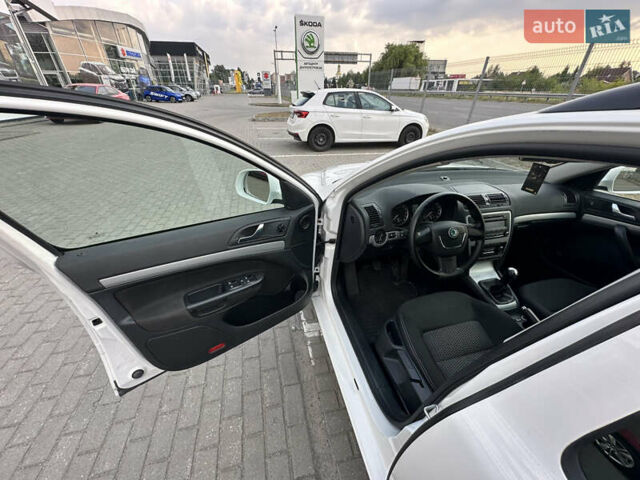 Білий Шкода Октавія, об'ємом двигуна 2 л та пробігом 260 тис. км за 9400 $, фото 35 на Automoto.ua