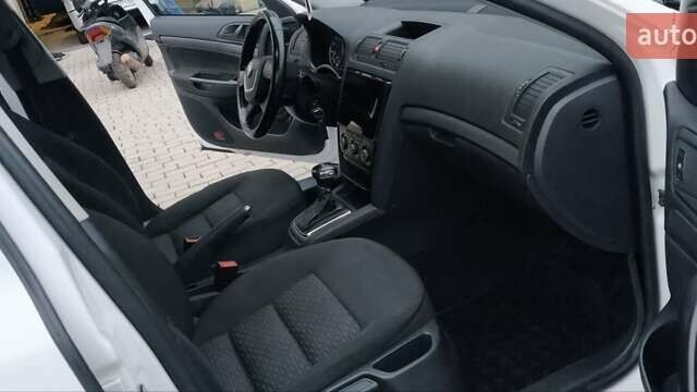 Шкода Октавия 2009 в Мукачеве на Automoto.ua Белый Шкода Октавия, объемом двигателя 1.39 л и пробегом 251 тыс. км за 7300 $, фото 16 на Automoto.ua