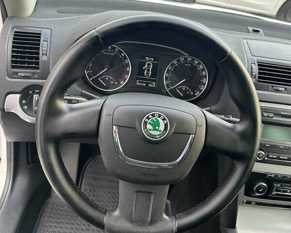 Білий Шкода Октавія, об'ємом двигуна 2 л та пробігом 260 тис. км за 9400 $, фото 27 на Automoto.ua
