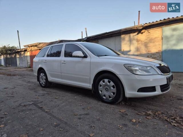 Шкода Октавия 2009 в Умани на Automoto.ua Белый Шкода Октавия, объемом двигателя 1.6 л и пробегом 252 тыс. км за 7600 $, фото 3 на Automoto.ua
