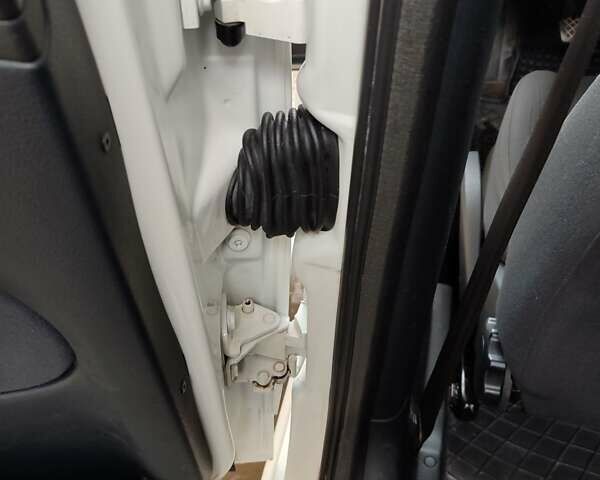 Белый Шкода Октавия, объемом двигателя 1.6 л и пробегом 218 тыс. км за 5350 $, фото 37 на Automoto.ua