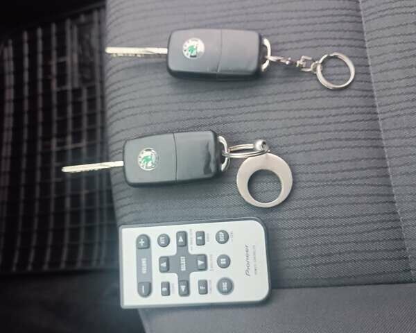 Белый Шкода Октавия, объемом двигателя 1.6 л и пробегом 274 тыс. км за 5300 $, фото 11 на Automoto.ua