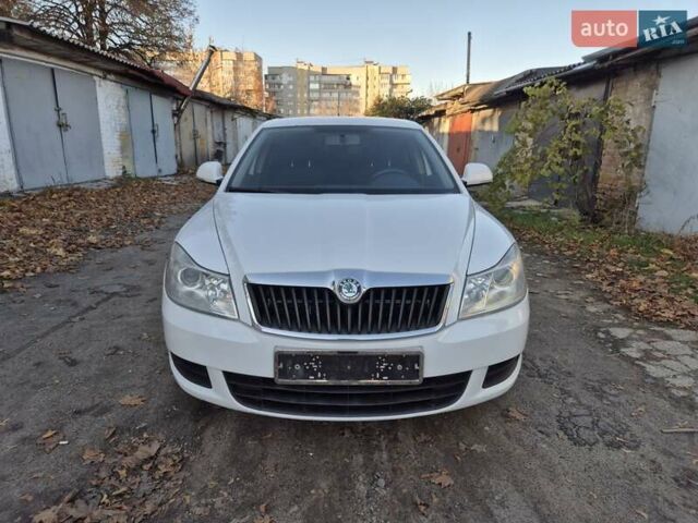 Шкода Октавия 2009 в Умани на Automoto.ua Белый Шкода Октавия, объемом двигателя 1.6 л и пробегом 252 тыс. км за 7600 $, фото 2 на Automoto.ua