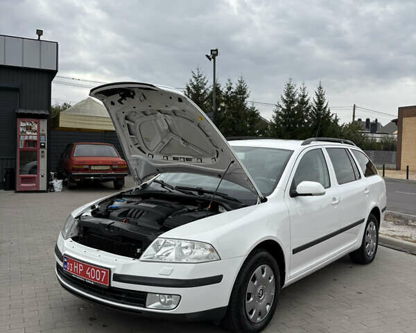 Білий Шкода Октавія, об'ємом двигуна 1.6 л та пробігом 235 тис. км за 6700 $, фото 53 на Automoto.ua