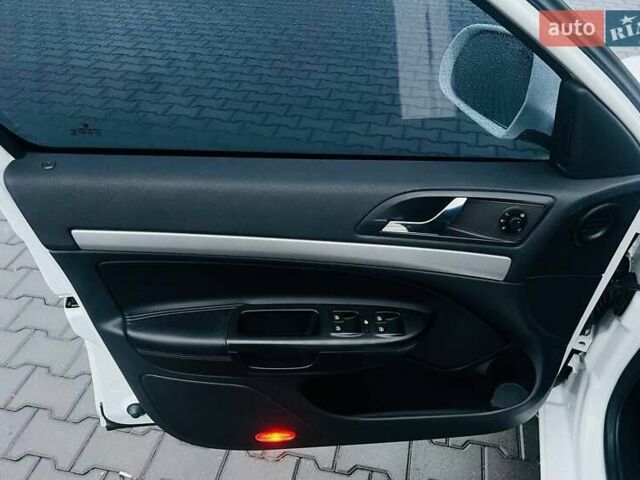 Белый Шкода Октавия, объемом двигателя 1.8 л и пробегом 179 тыс. км за 8299 $, фото 3 на Automoto.ua