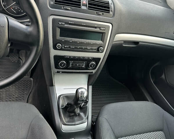 Білий Шкода Октавія, об'ємом двигуна 2 л та пробігом 260 тис. км за 9400 $, фото 29 на Automoto.ua