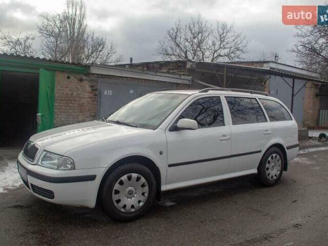 Белый Шкода Октавия, объемом двигателя 1.6 л и пробегом 287 тыс. км за 5500 $, фото 1 на Automoto.ua