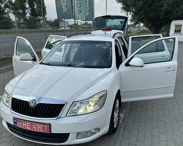 Белый Шкода Октавия, объемом двигателя 2 л и пробегом 252 тыс. км за 8899 $, фото 44 на Automoto.ua