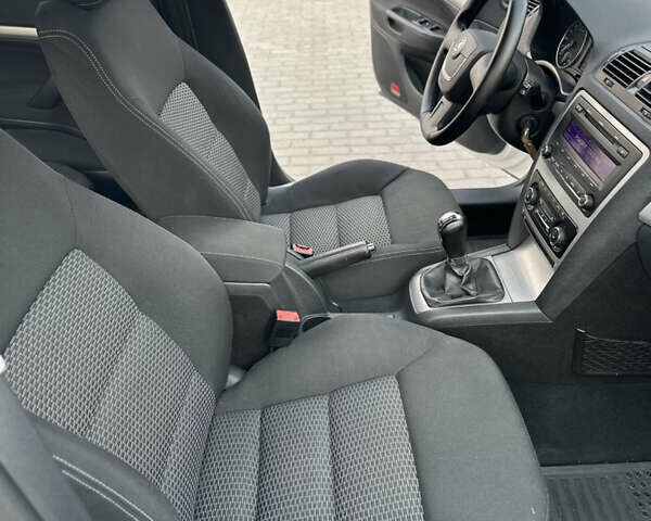 Білий Шкода Октавія, об'ємом двигуна 2 л та пробігом 260 тис. км за 9400 $, фото 38 на Automoto.ua