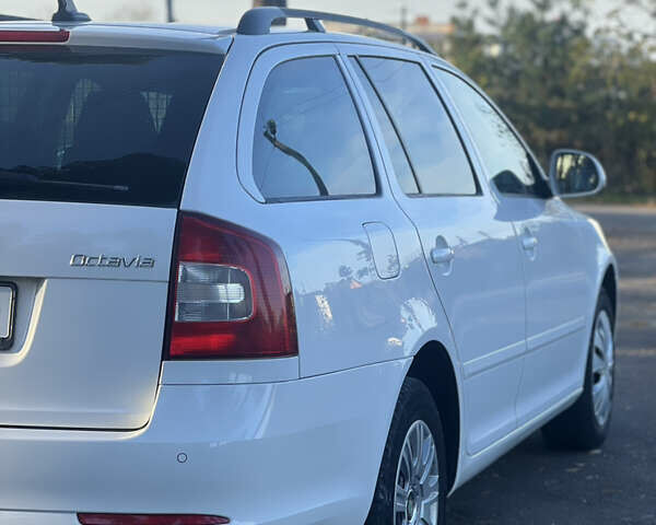 Белый Шкода Октавия, объемом двигателя 1.6 л и пробегом 236 тыс. км за 8200 $, фото 8 на Automoto.ua