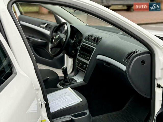 Белый Шкода Октавия, объемом двигателя 1.6 л и пробегом 204 тыс. км за 8999 $, фото 45 на Automoto.ua