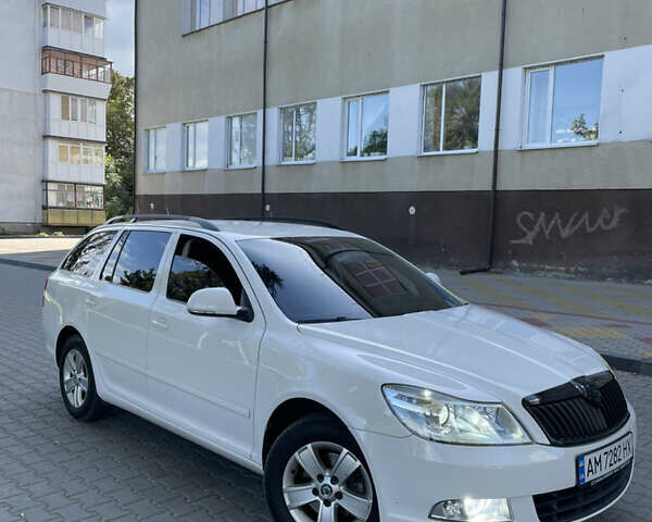 Белый Шкода Октавия, объемом двигателя 1.8 л и пробегом 230 тыс. км за 8500 $, фото 2 на Automoto.ua