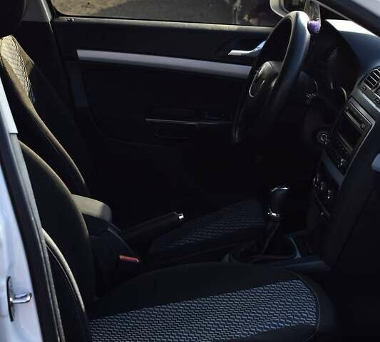 Білий Шкода Октавія, об'ємом двигуна 1.6 л та пробігом 259 тис. км за 7200 $, фото 11 на Automoto.ua