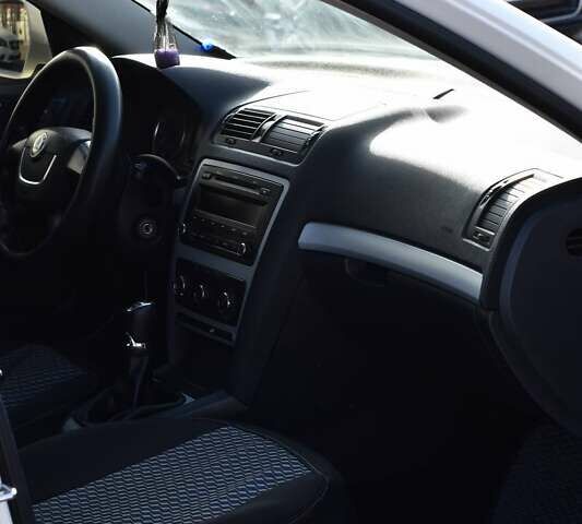 Білий Шкода Октавія, об'ємом двигуна 1.6 л та пробігом 259 тис. км за 7200 $, фото 12 на Automoto.ua
