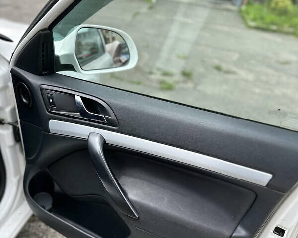 Белый Шкода Октавия, объемом двигателя 1.6 л и пробегом 393 тыс. км за 8200 $, фото 1 на Automoto.ua