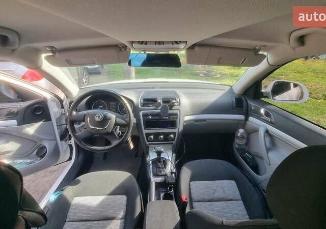 Белый Шкода Октавия, объемом двигателя 1.8 л и пробегом 322 тыс. км за 6900 $, фото 4 на Automoto.ua