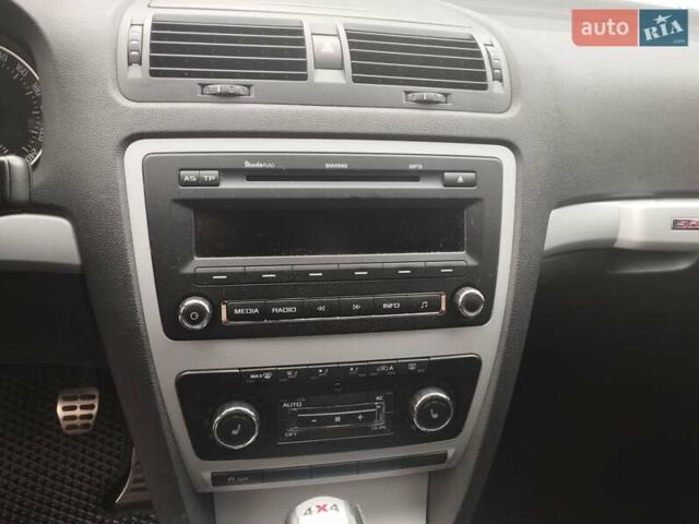 Білий Шкода Октавія, об'ємом двигуна 1.8 л та пробігом 251 тис. км за 10000 $, фото 7 на Automoto.ua