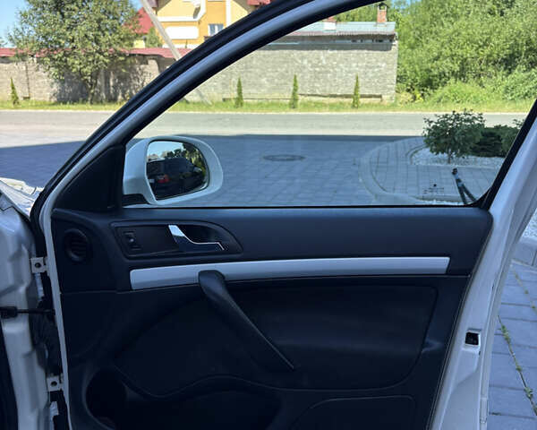 Белый Шкода Октавия, объемом двигателя 1.8 л и пробегом 203 тыс. км за 6990 $, фото 16 на Automoto.ua
