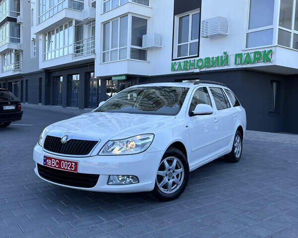 Белый Шкода Октавия, объемом двигателя 1.8 л и пробегом 203 тыс. км за 6990 $, фото 3 на Automoto.ua