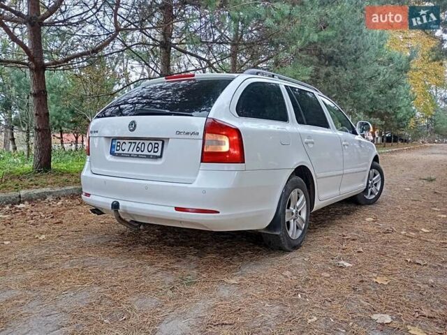 Шкода Октавія 2010 у Самборе на Automoto.ua Білий Шкода Октавія, об'ємом двигуна 1.6 л та пробігом 300 тис. км за 7700 $, фото 5 на Automoto.ua