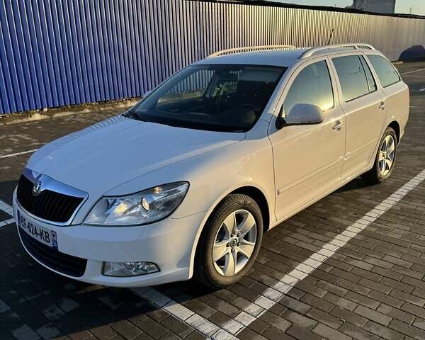 Белый Шкода Октавия, объемом двигателя 1.6 л и пробегом 227 тыс. км за 9400 $, фото 54 на Automoto.ua