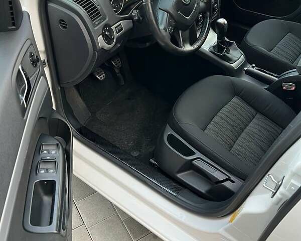 Белый Шкода Октавия, объемом двигателя 1.8 л и пробегом 267 тыс. км за 8250 $, фото 26 на Automoto.ua