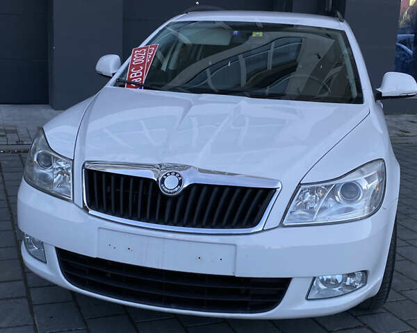 Белый Шкода Октавия, объемом двигателя 1.8 л и пробегом 204 тыс. км за 6299 $, фото 3 на Automoto.ua