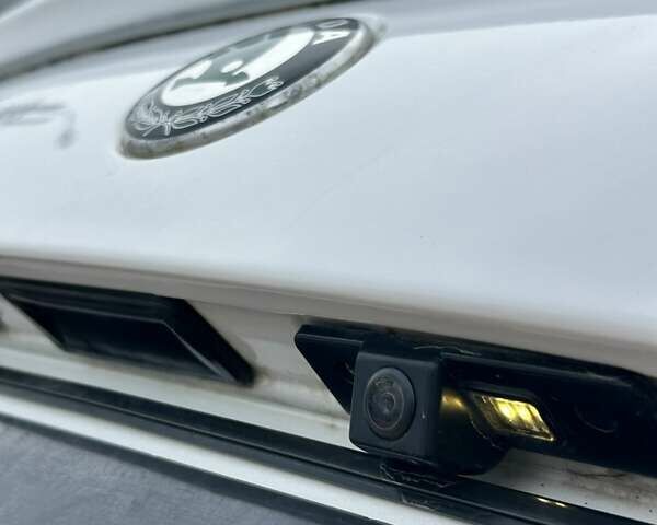 Білий Шкода Октавія, об'ємом двигуна 1.8 л та пробігом 233 тис. км за 8200 $, фото 9 на Automoto.ua