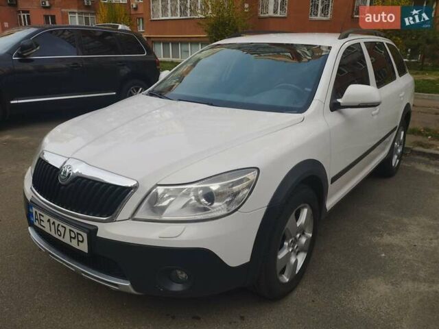 Білий Шкода Октавія, об'ємом двигуна 1.8 л та пробігом 251 тис. км за 10000 $, фото 4 на Automoto.ua