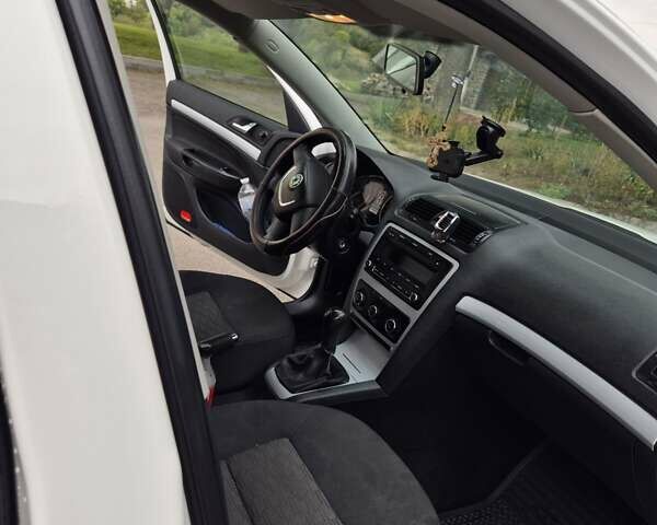 Білий Шкода Октавія, об'ємом двигуна 1.6 л та пробігом 224 тис. км за 7600 $, фото 21 на Automoto.ua