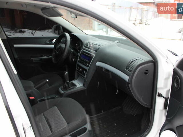 Білий Шкода Октавія, об'ємом двигуна 1.2 л та пробігом 260 тис. км за 6900 $, фото 7 на Automoto.ua