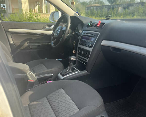 Белый Шкода Октавия, объемом двигателя 1.6 л и пробегом 260 тыс. км за 6850 $, фото 10 на Automoto.ua