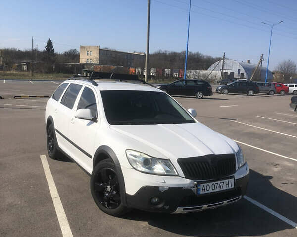 Белый Шкода Октавия, объемом двигателя 1.97 л и пробегом 300 тыс. км за 8600 $, фото 2 на Automoto.ua