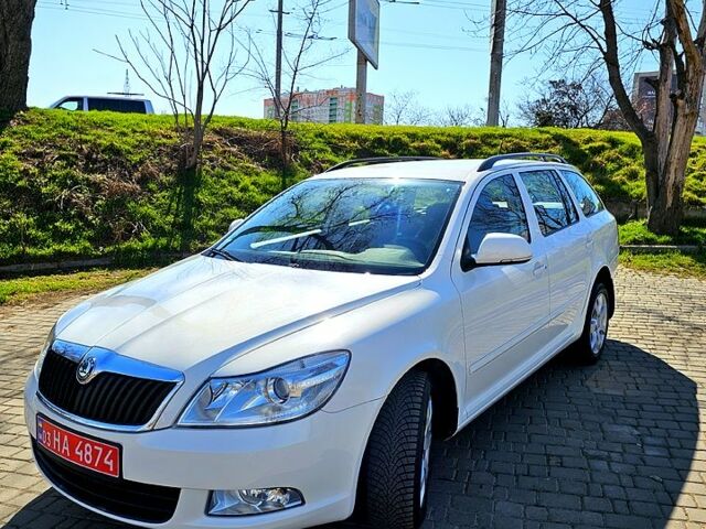Белый Шкода Октавия, объемом двигателя 16 л и пробегом 170 тыс. км за 8000 $, фото 2 на Automoto.ua