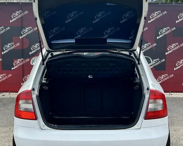 Білий Шкода Октавія, об'ємом двигуна 1.8 л та пробігом 233 тис. км за 8200 $, фото 11 на Automoto.ua