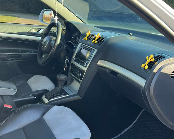 Белый Шкода Октавия, объемом двигателя 1.97 л и пробегом 298 тыс. км за 9999 $, фото 46 на Automoto.ua