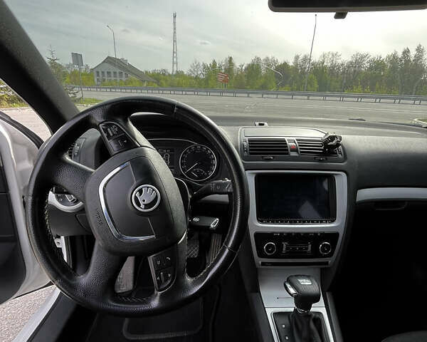 Белый Шкода Октавия, объемом двигателя 1.6 л и пробегом 325 тыс. км за 7800 $, фото 21 на Automoto.ua