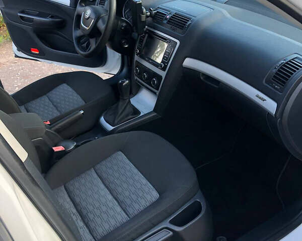 Белый Шкода Октавия, объемом двигателя 1.4 л и пробегом 239 тыс. км за 7250 $, фото 25 на Automoto.ua