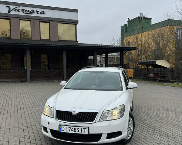 Белый Шкода Октавия, объемом двигателя 1.6 л и пробегом 420 тыс. км за 5999 $, фото 2 на Automoto.ua