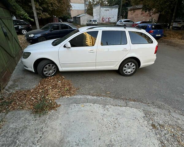 Белый Шкода Октавия, объемом двигателя 1.6 л и пробегом 230 тыс. км за 8800 $, фото 3 на Automoto.ua