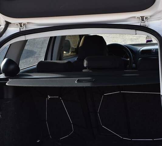 Білий Шкода Октавія, об'ємом двигуна 1.6 л та пробігом 259 тис. км за 7200 $, фото 18 на Automoto.ua