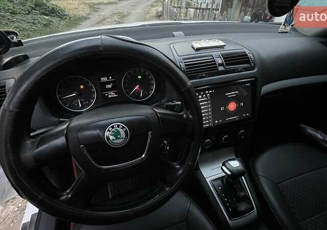 Белый Шкода Октавия, объемом двигателя 1.6 л и пробегом 302 тыс. км за 6600 $, фото 5 на Automoto.ua