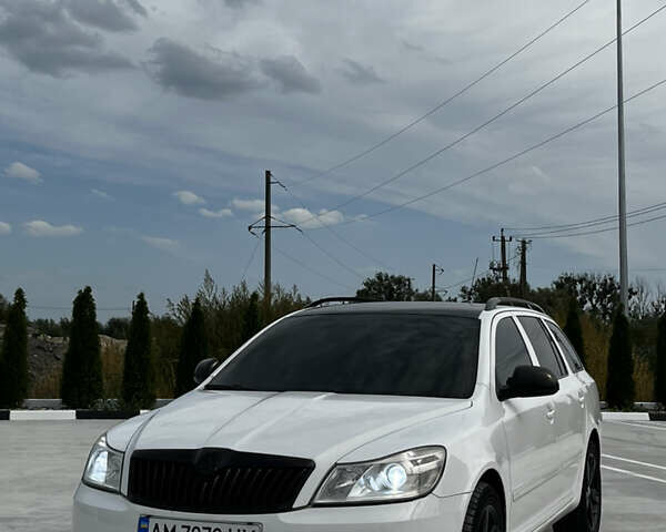 Белый Шкода Октавия, объемом двигателя 1.6 л и пробегом 325 тыс. км за 7800 $, фото 2 на Automoto.ua